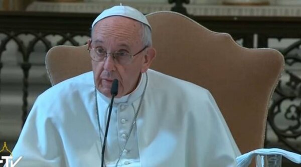 Papa no descarta que hombres casados puedan asumir tareas sacerdotales