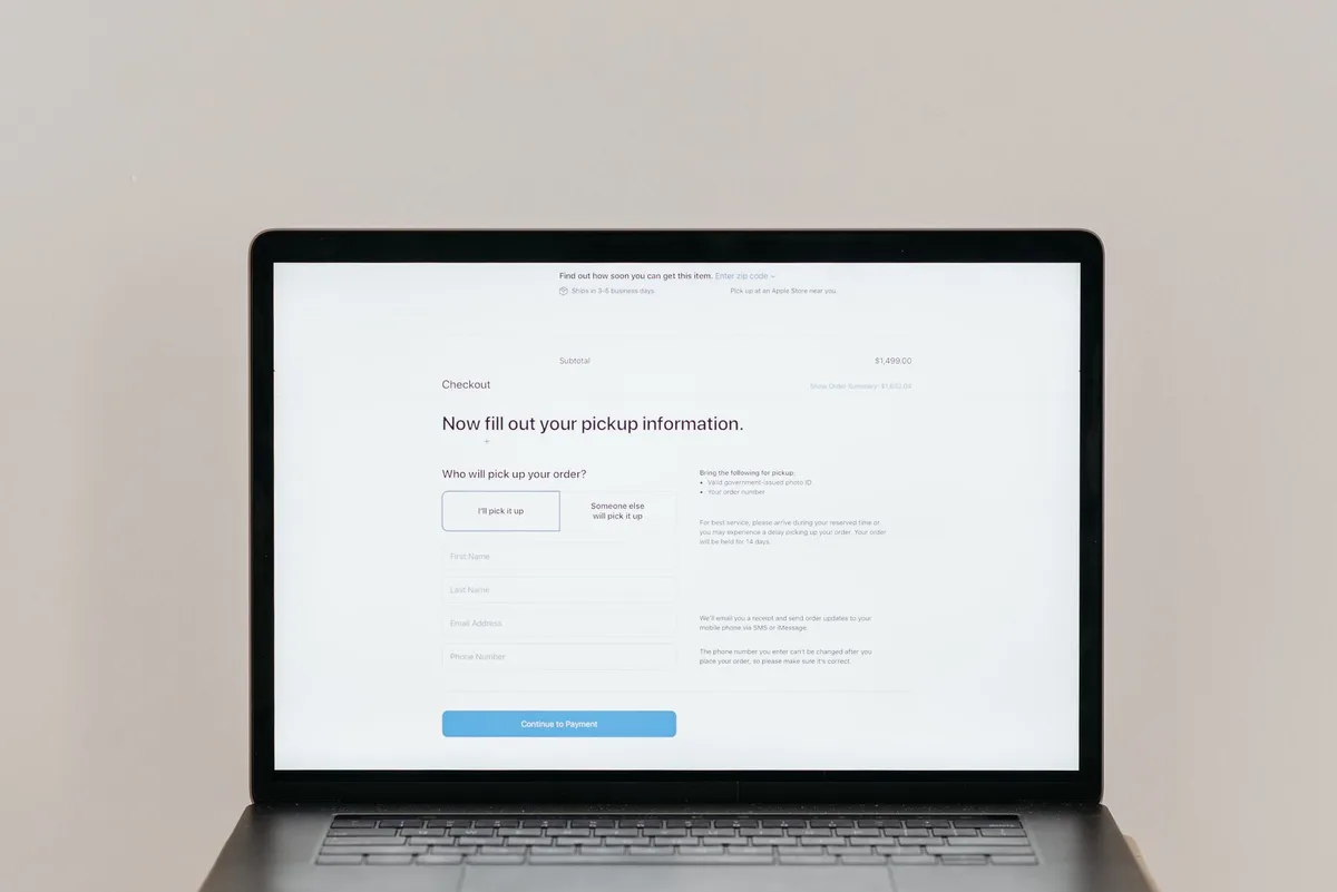 Pantalla de computadora mostrando un formulario digital para registrar reclamos