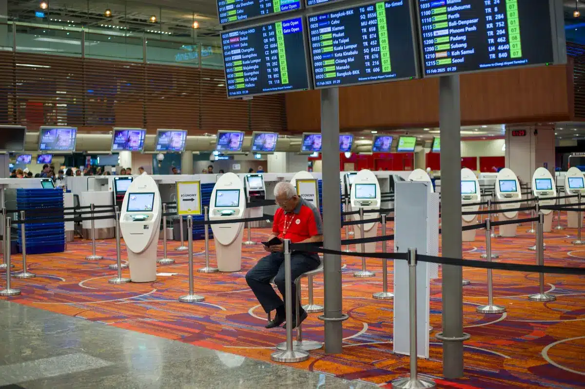 Pasajero completando un formulario digital en tablet en mostrador de aeropuerto