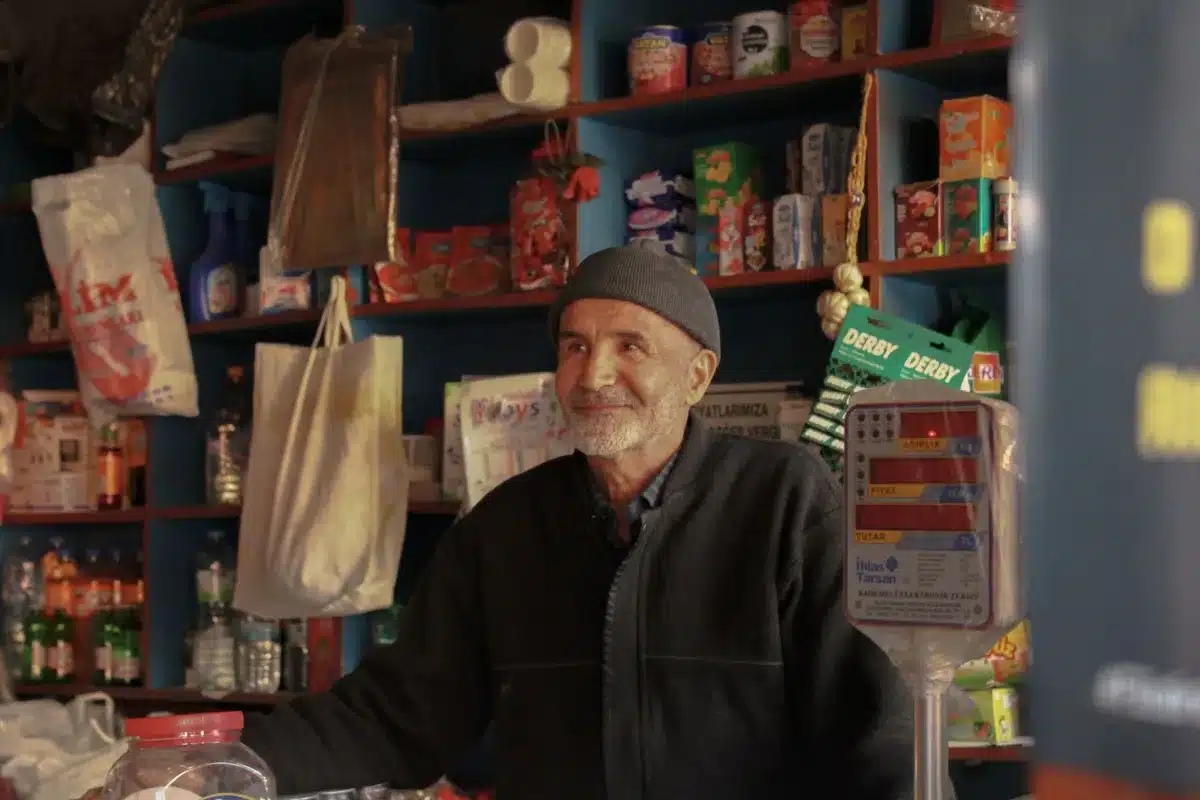 Comerciante recibiendo pago en un almacén local