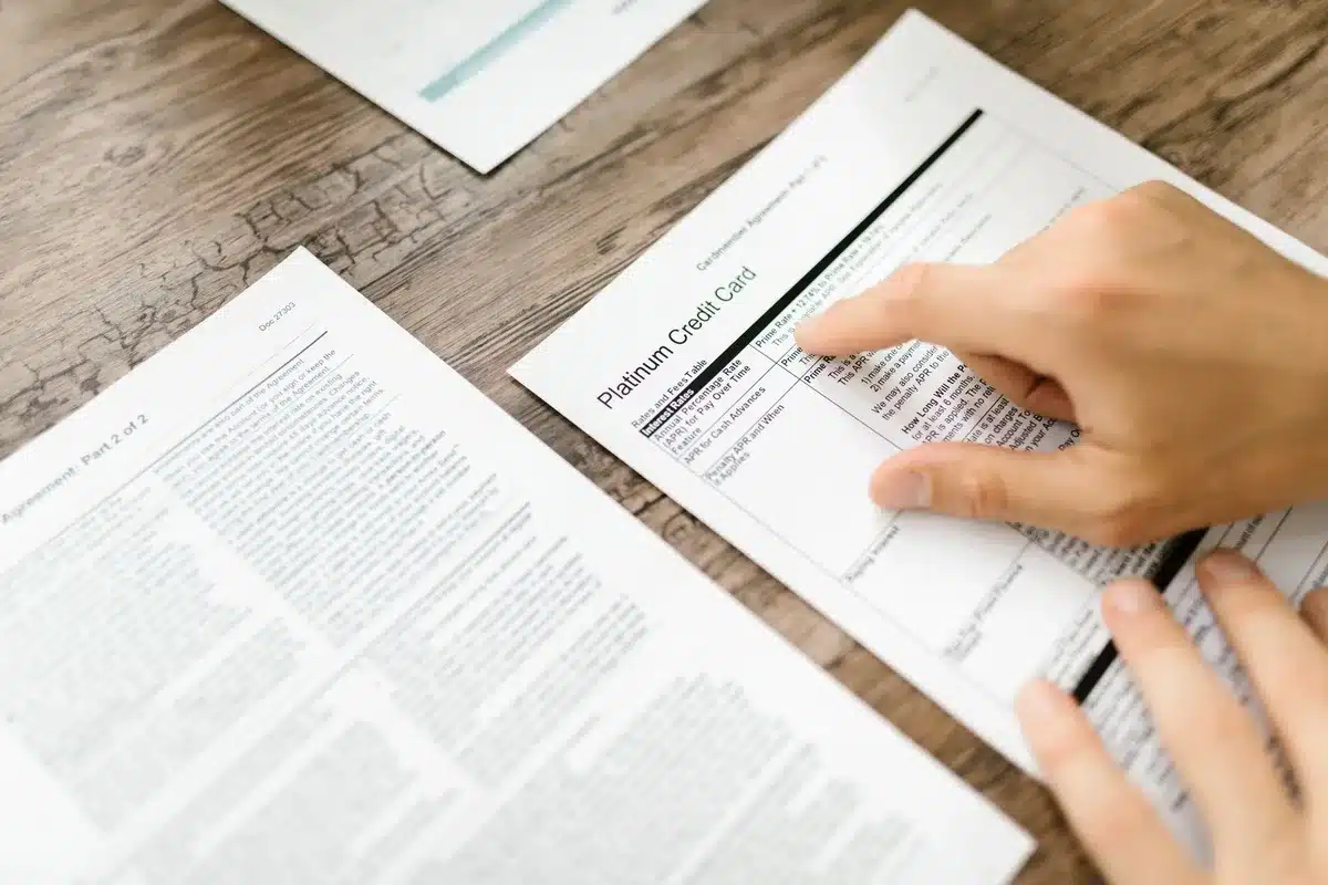 Documentos de regulación bancaria y requisitos de encajes en mesa de trabajo