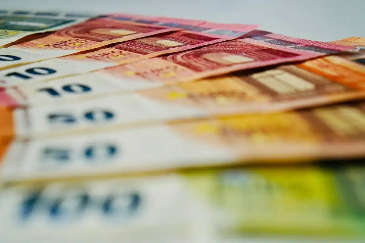 Billetes de diferentes denominaciones en una mesa de cambio