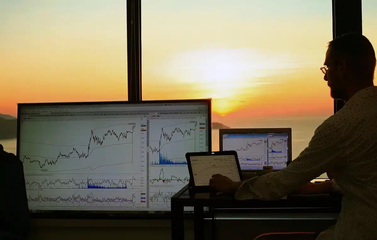 Pantalla de computadora mostrando datos de cotizaciones y operaciones burs&aacute;tiles en tiempo real
