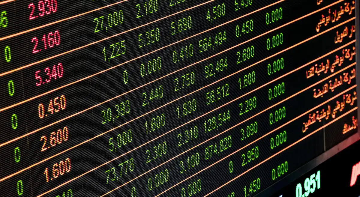Pantalla de cotizaciones en tiempo real mostrando precios de divisas y datos financieros