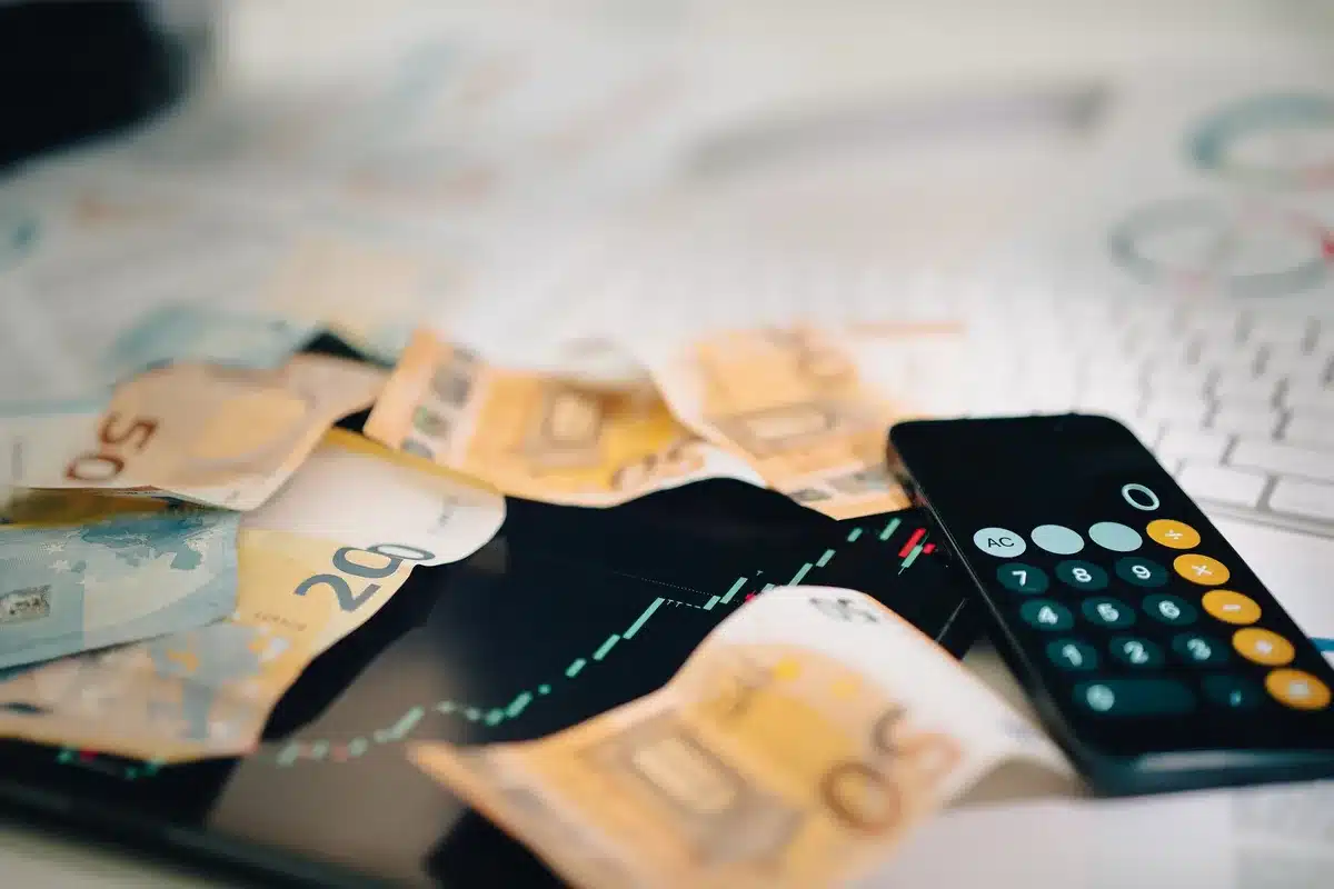 Pantalla de cotizaciones de mercado financiero con gráficos de cambio de divisas