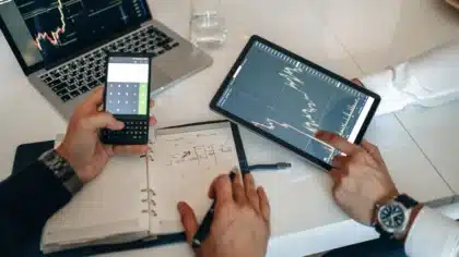 Pantalla de computadora mostrando gráficos de precios en tiempo real de criptomonedas