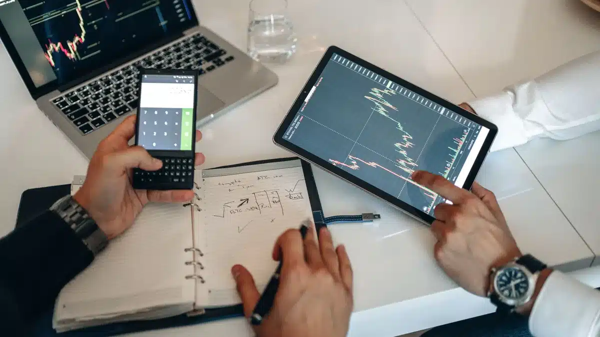 Pantalla de computadora mostrando gráficos de precios en tiempo real de criptomonedas