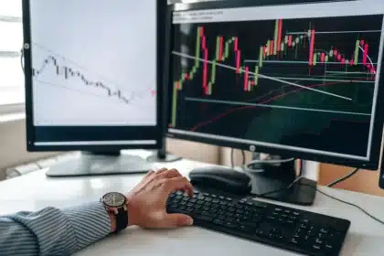 Pantalla de cotizaciones en vivo mostrando gráficos de tasas de cambio y datos financieros en tiempo real