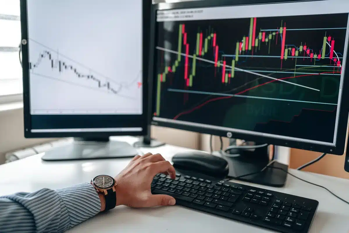 Pantalla de cotizaciones en vivo mostrando gráficos de tasas de cambio y datos financieros en tiempo real