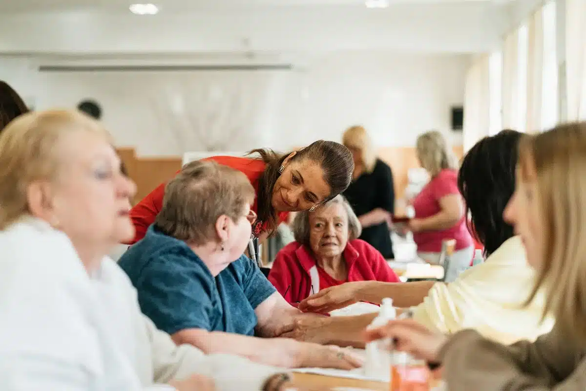 Personas en una conversación cercana mostrando conexión y apoyo mutuo