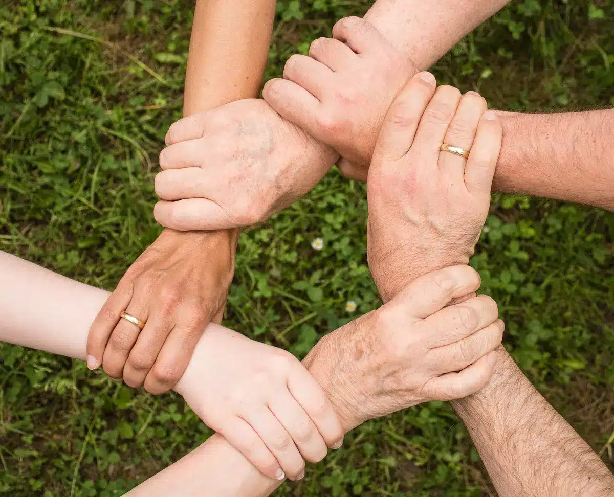 Dos personas en di&aacute;logo &iacute;ntimo, compartiendo un momento de confianza y conexi&oacute;n emocional.