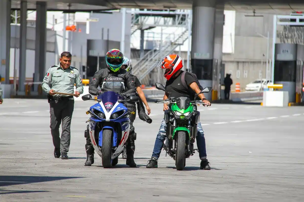 Equipo de seguridad realizando vigilancia y control en un paso fronterizo.