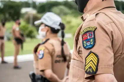 Patrulleros en uniforme vigilando un paso fronterizo montañoso al amanecer.