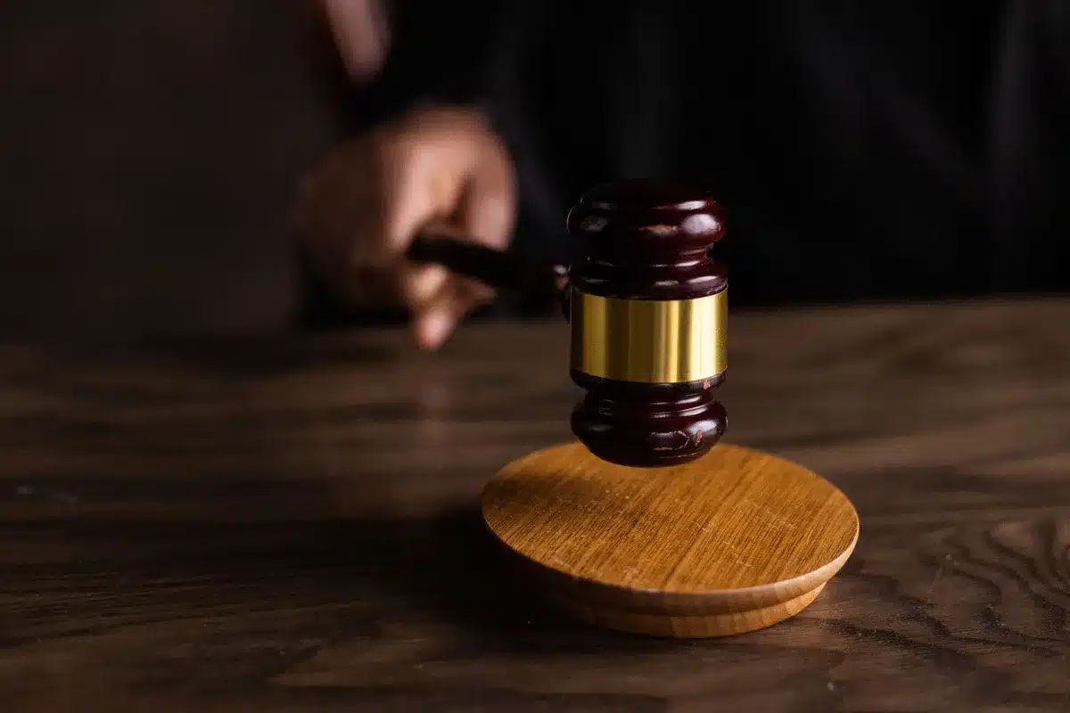Sala de justicia con jueza dictando sentencia