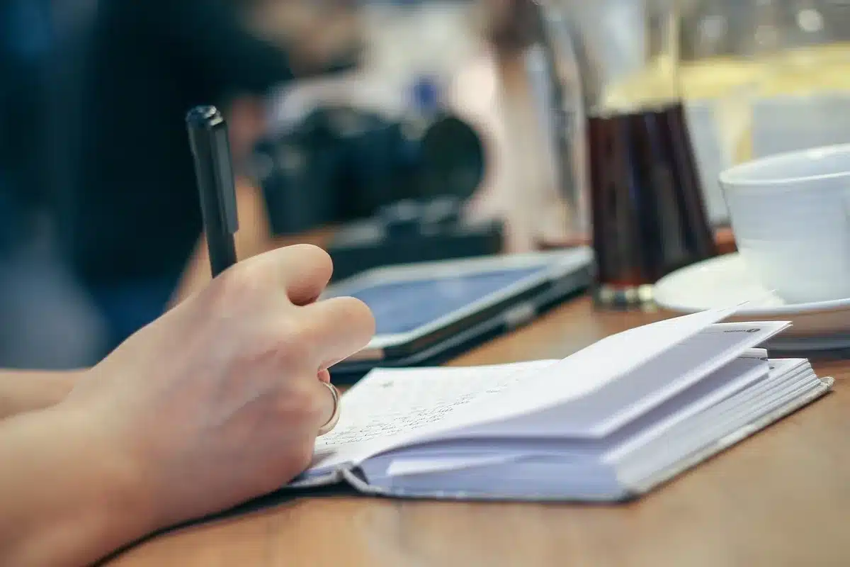 Cuaderno abierto con notas personales y reflexiones sobre recuerdos y emociones