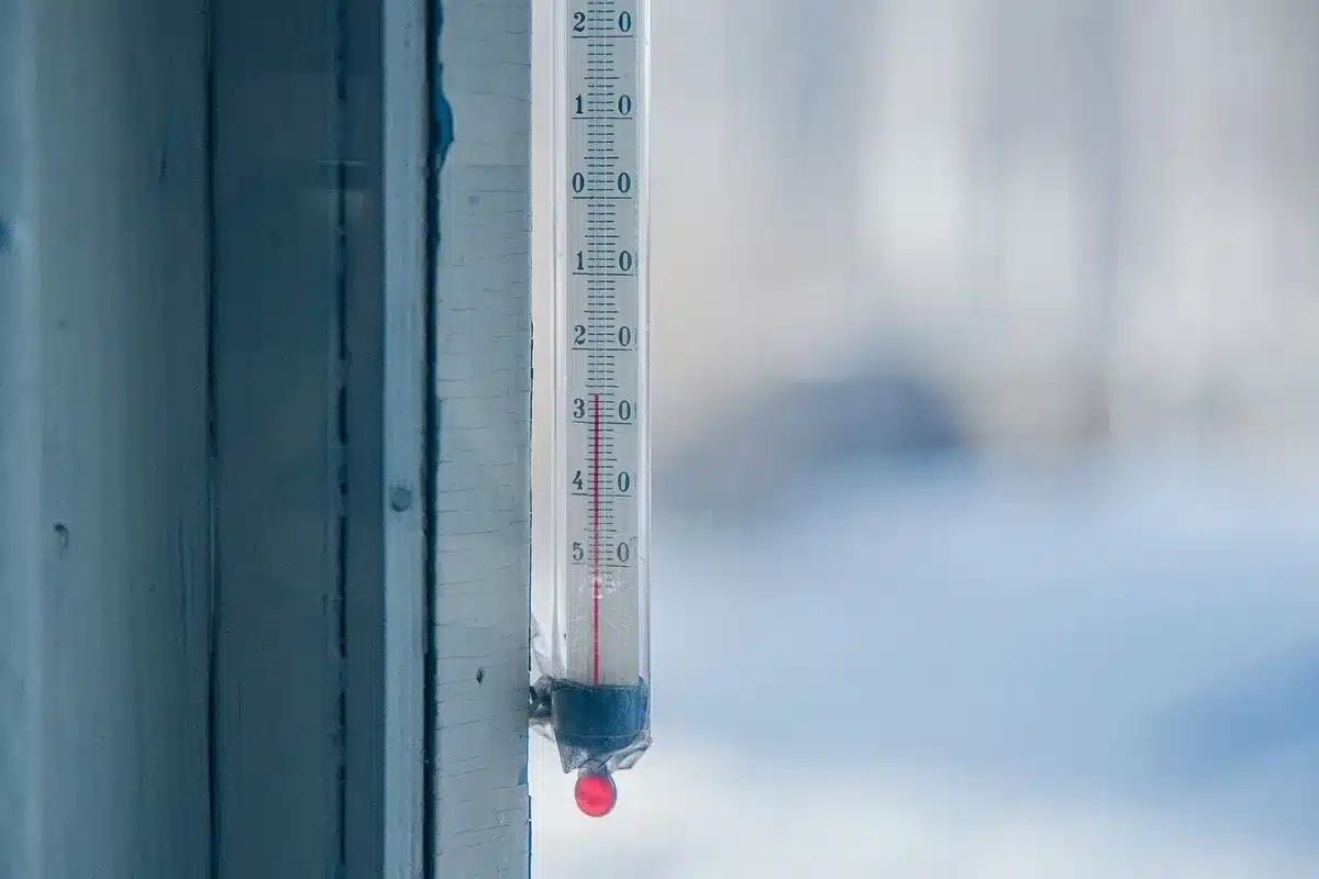 Termómetro marcando temperaturas extremadamente bajas durante episodio de frío intenso