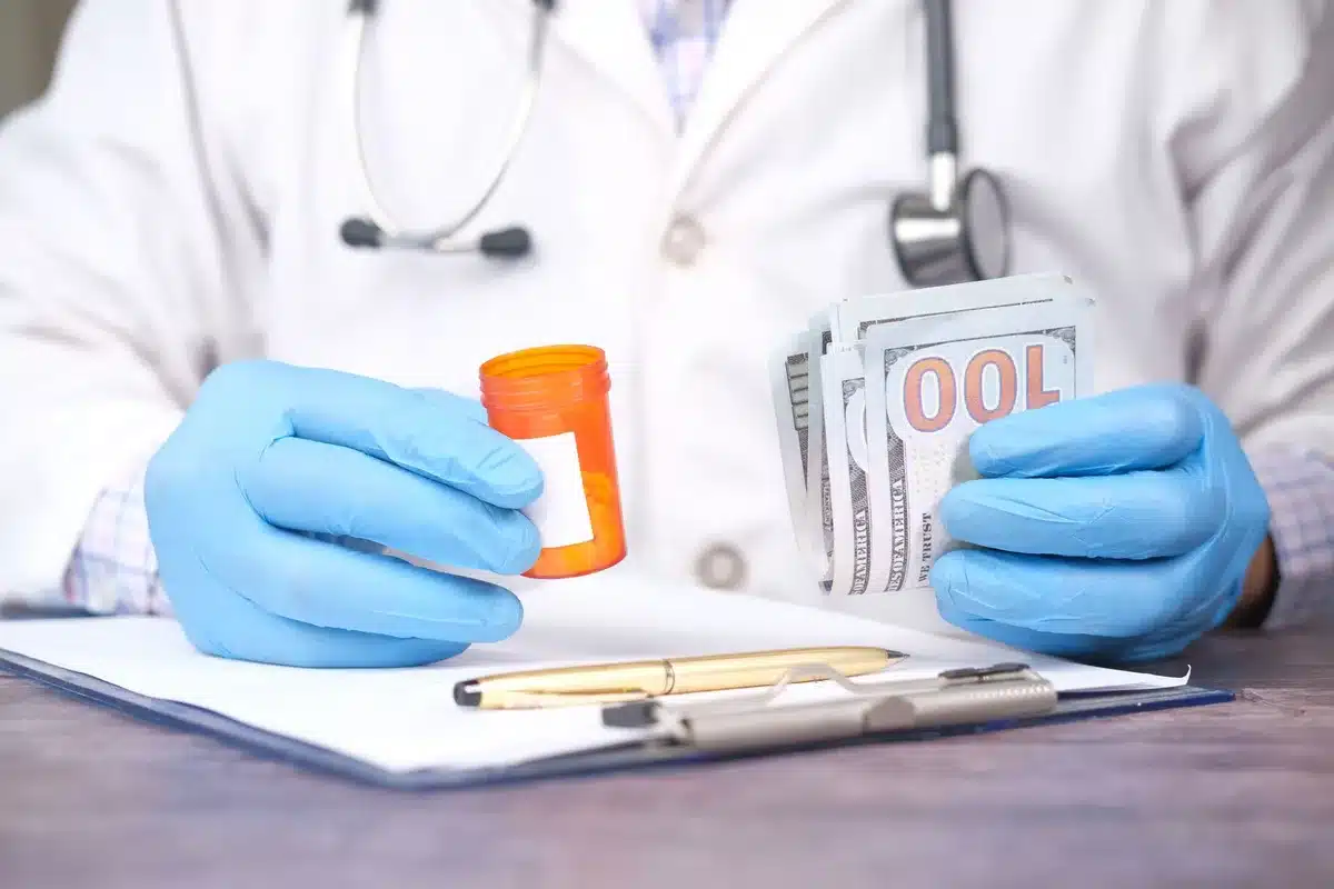 Documentos de cobertura de salud y medicamentos sobre escritorio de farmacia