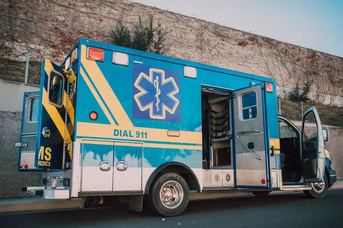 Equipo de rescate y ambulancia atendiendo víctimas de accidente vehicular.