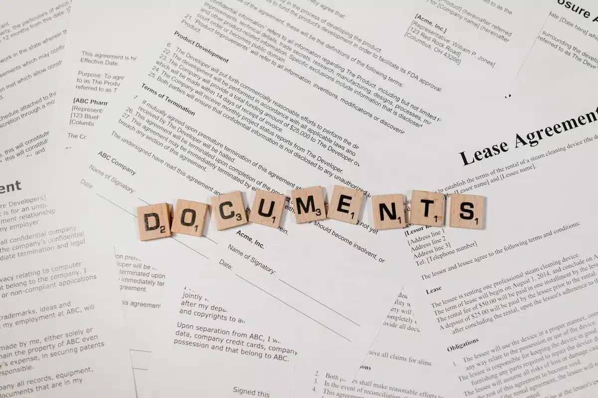 Documentos legales y planes de remediación ambiental en mesa de trabajo administrativo.