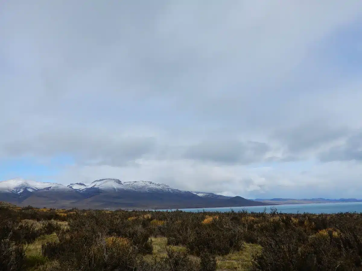 Pozos petroleros abandonados y tuberías oxidadas en el paisaje árido de Chubut, Argentina.