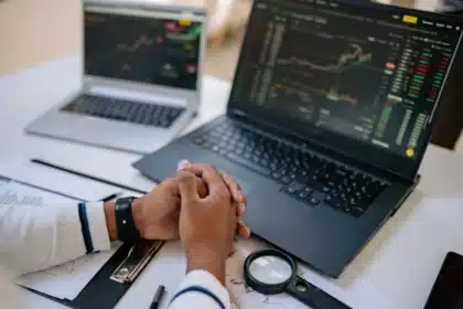 Pantalla de mercados financieros con gráficos en rojo y datos de riesgo país en ascenso