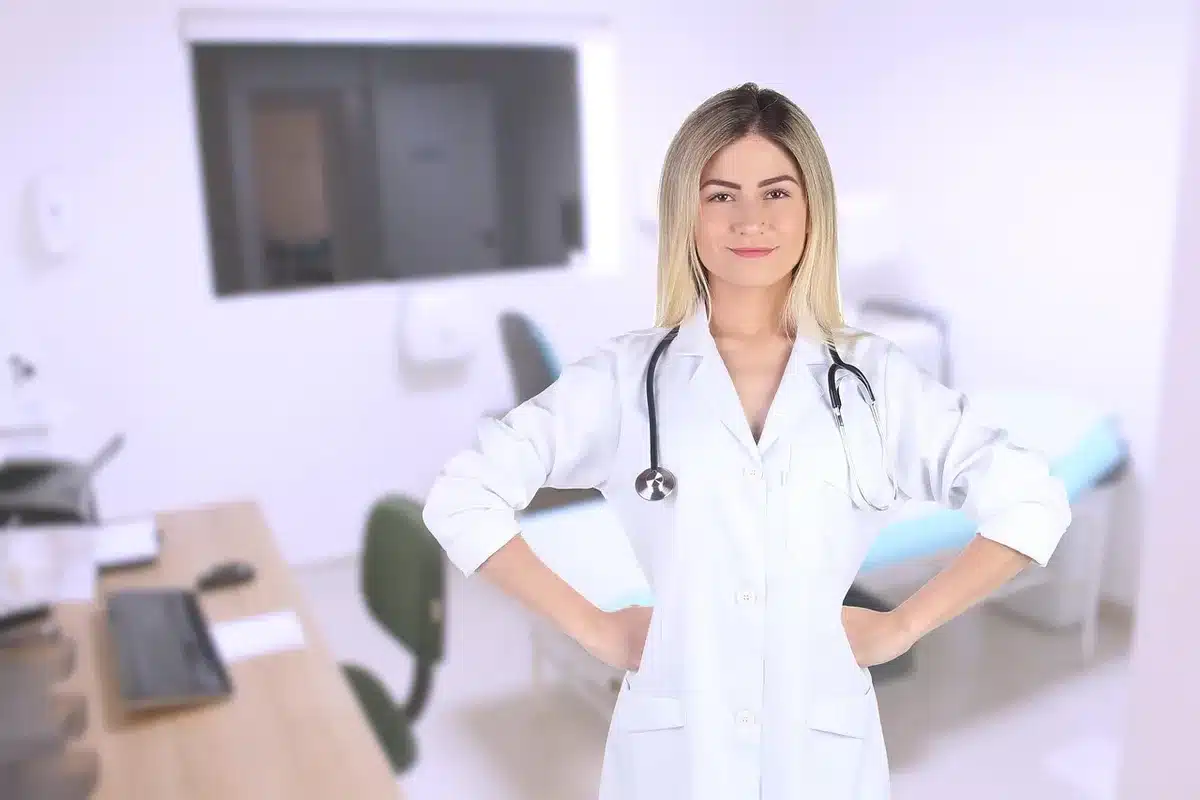 Consulta médica en clínica de fertilidad con profesional y paciente anónima
