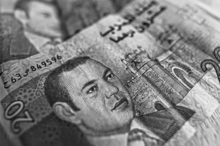 Manos intercambiando billetes en una operación de cambio informal