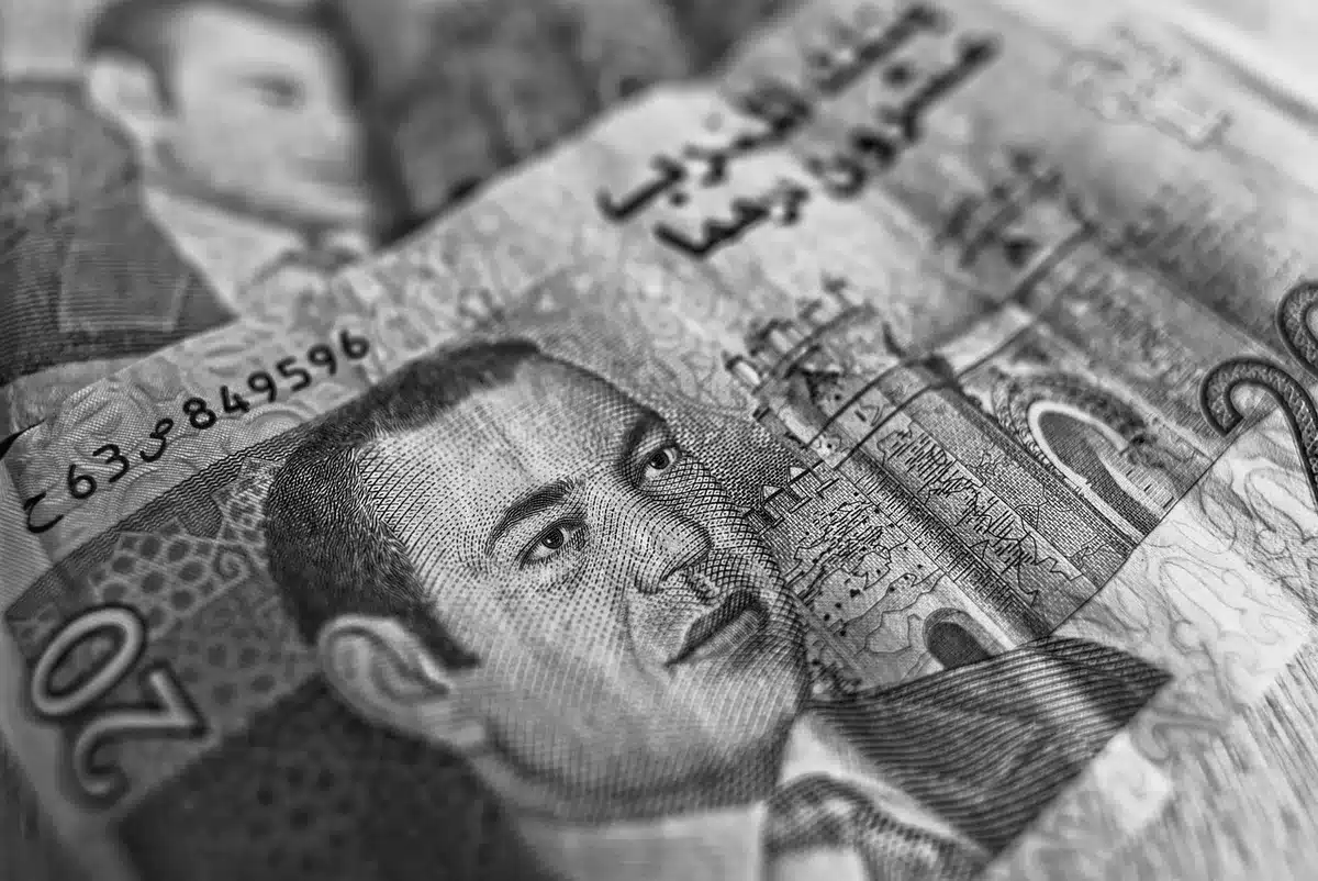 Manos intercambiando billetes en una operación de cambio informal