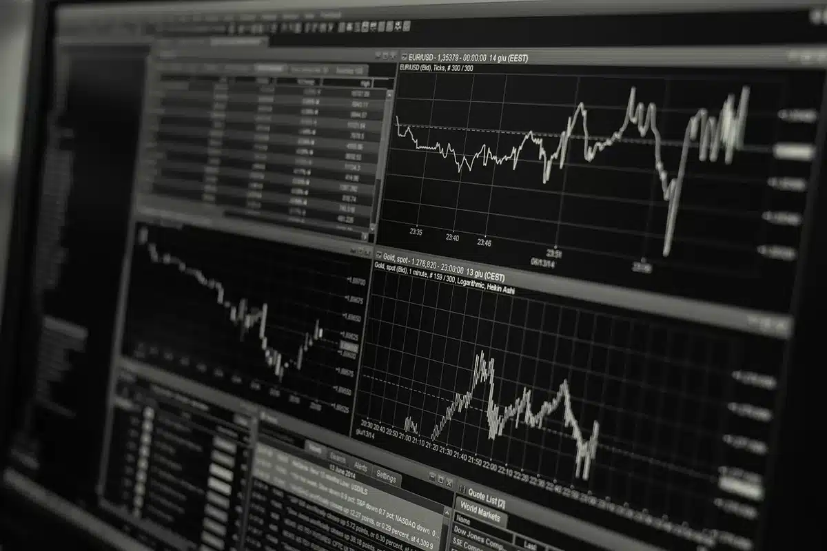 Operaciones de cambio y compraventa de bonos en mercados financieros