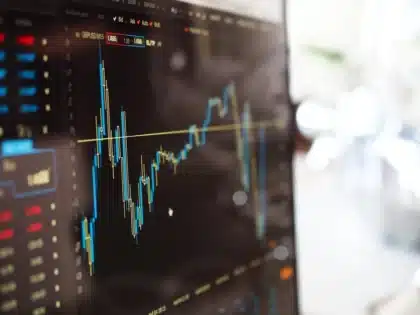 Gráfico de línea serrucho mostrando oscilaciones económicas entre subidas y caídas