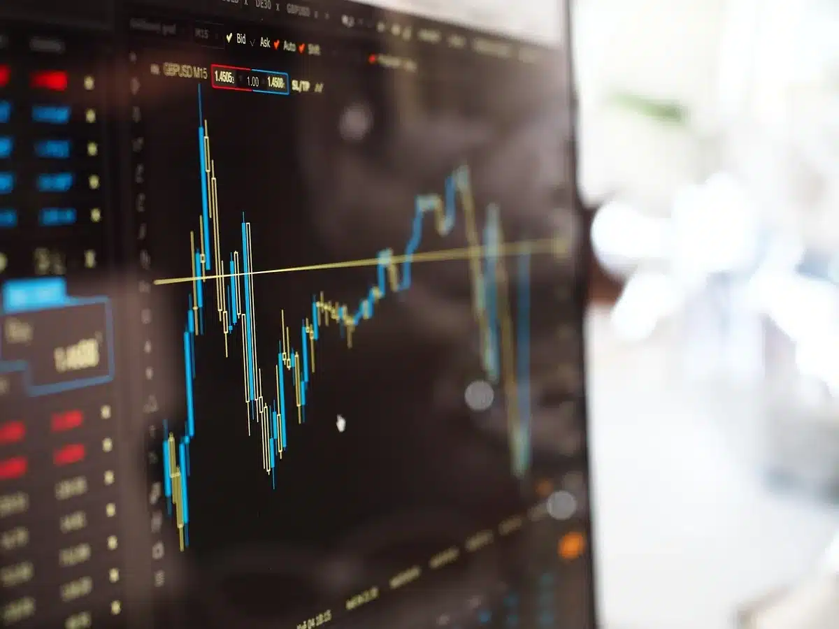 Gráfico de línea serrucho mostrando oscilaciones económicas entre subidas y caídas