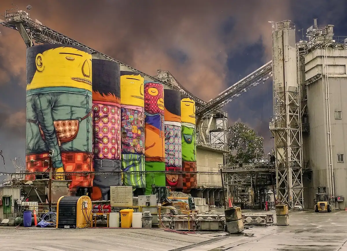 Planta industrial moderna con maquinaria de procesamiento de celulosa y biomasa