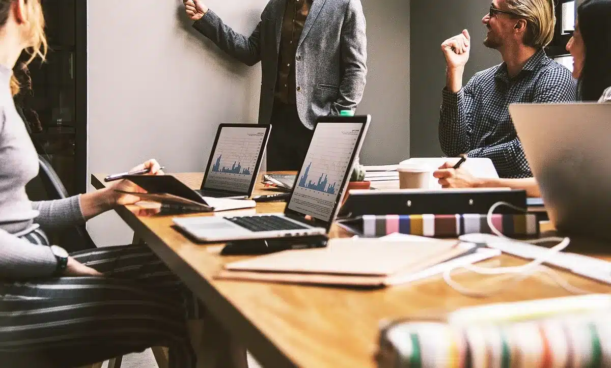 Mentor experimentado guiando a un equipo en una reuni&oacute;n de trabajo