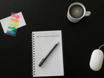 Profesional maduro trabajando en estrategia y planificación en su escritorio