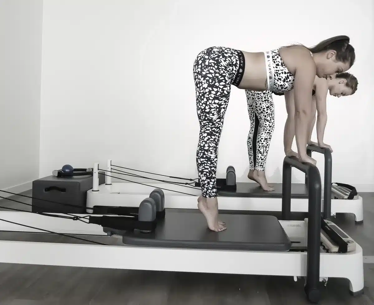 Máquina reformer de pilates con muelles y plataforma móvil para ejercicio de resistencia