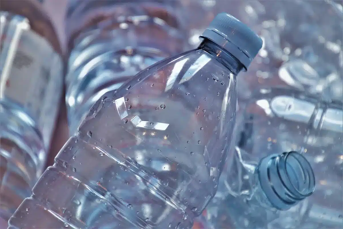 Recipientes plásticos dañados por calor en el microondas, mostrando deformación