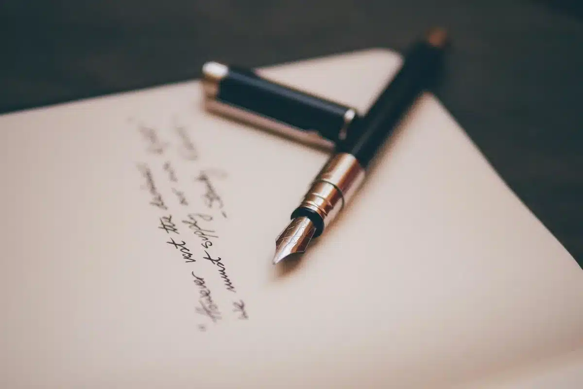 Persona escribiendo en una libreta para definir su propósito