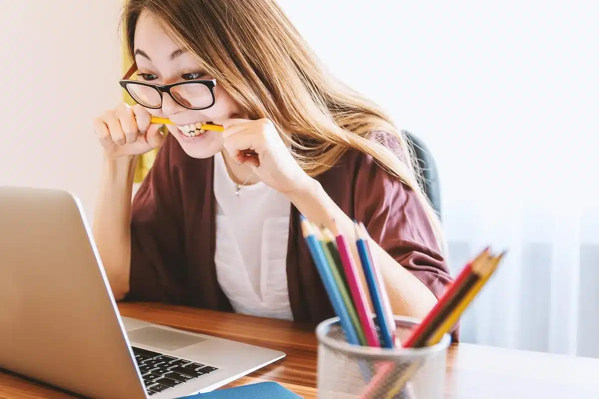Persona concentrada en aprendizaje o desarrollo personal, simbolizando el esfuerzo y la formaci&oacute;n como camino hacia el d
