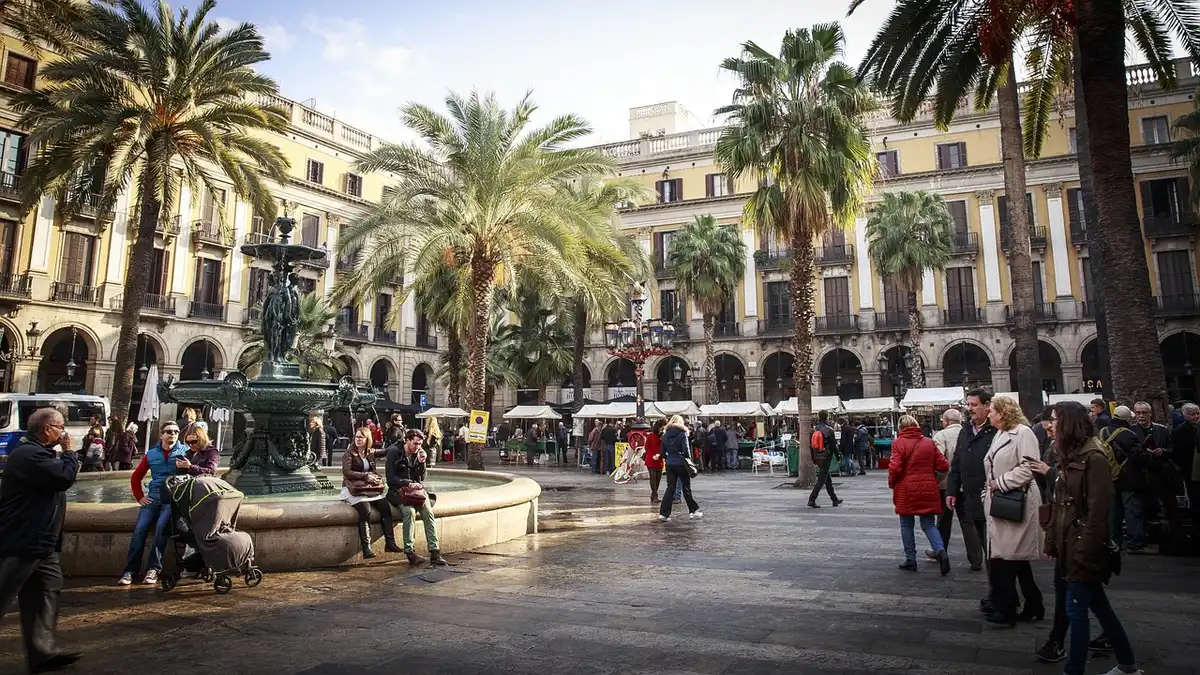 Plaza urbana con vallas y áreas delimitadas para un acto público