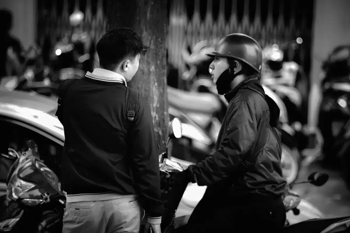 Dos personas en conversaci&oacute;n aut&eacute;ntica, escuch&aacute;ndose mutuamente con apertura.