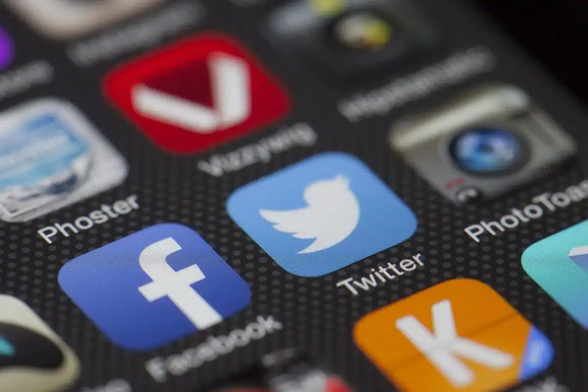 Pantallas de redes sociales con noticias virales que ilustran la posverdad
