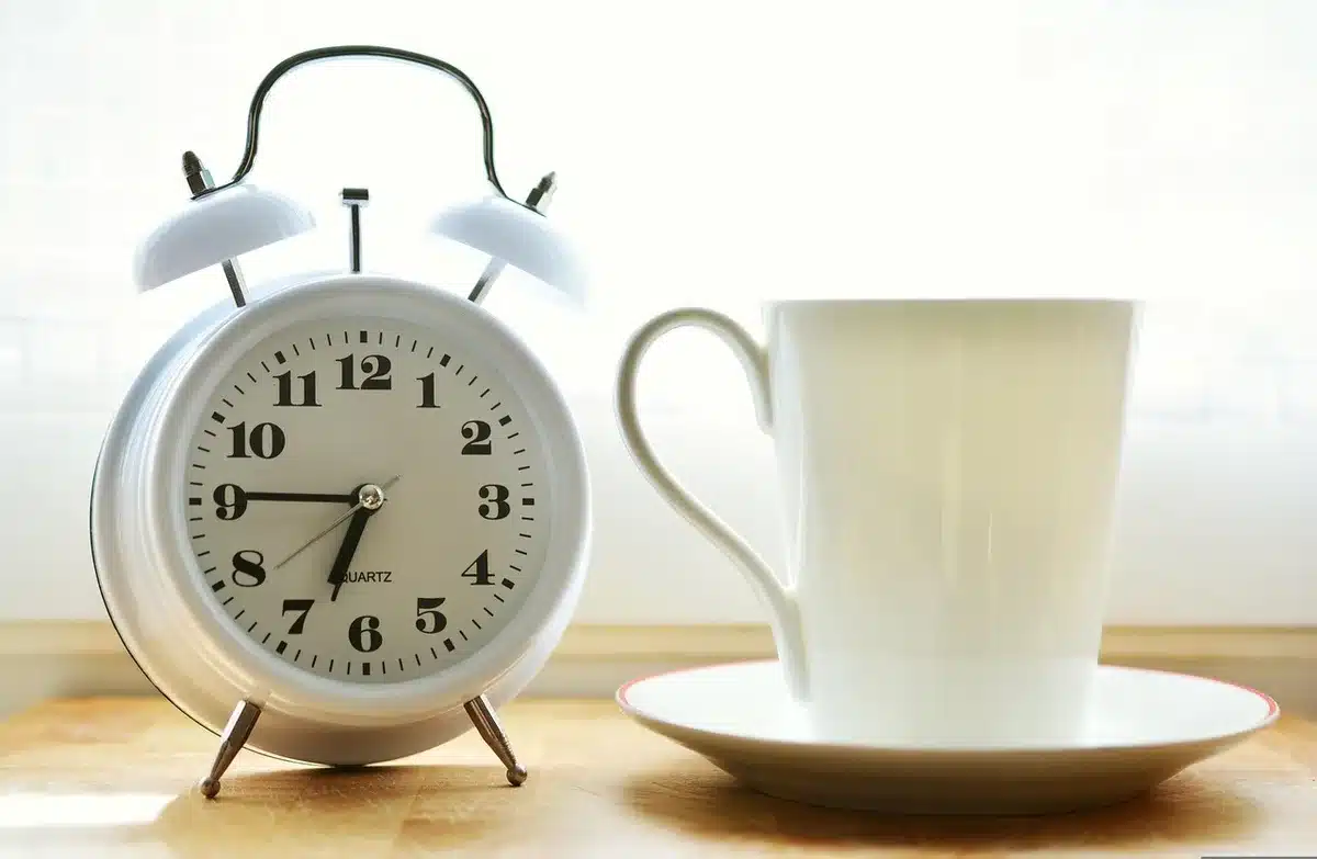 Persona guardando el móvil y preparando la cama para dormir