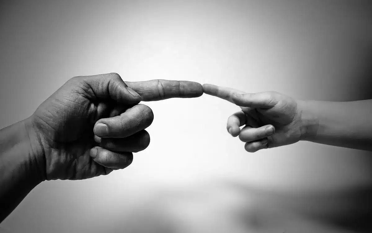 Niño cuidando a un adulto, simbolizando roles asumidos en la infancia