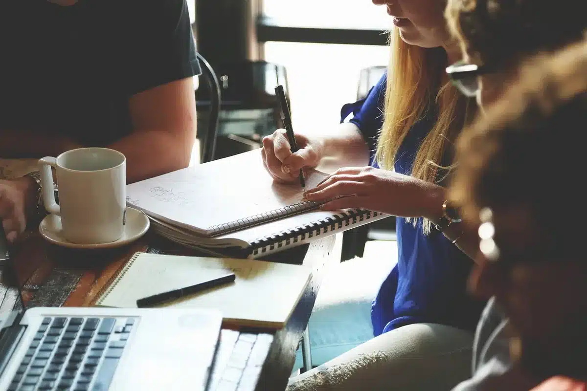 Espacio de trabajo con silla ergonómica y pantalla a la altura de los ojos