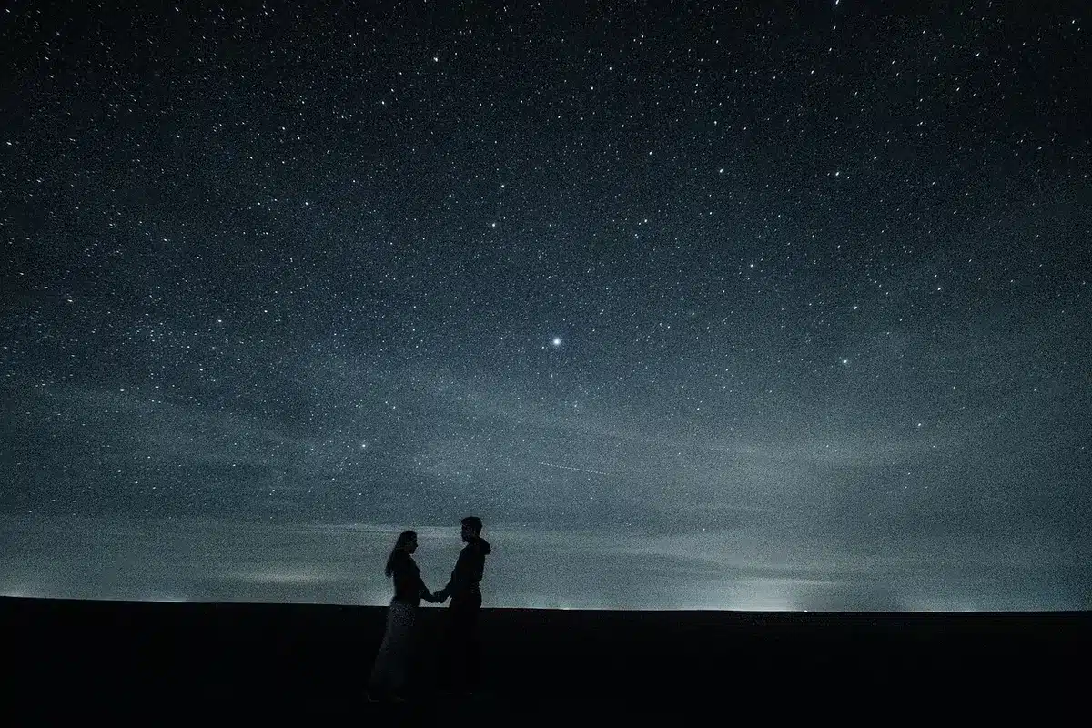 Pareja tomándose de las manos con gestos de complicidad y límites