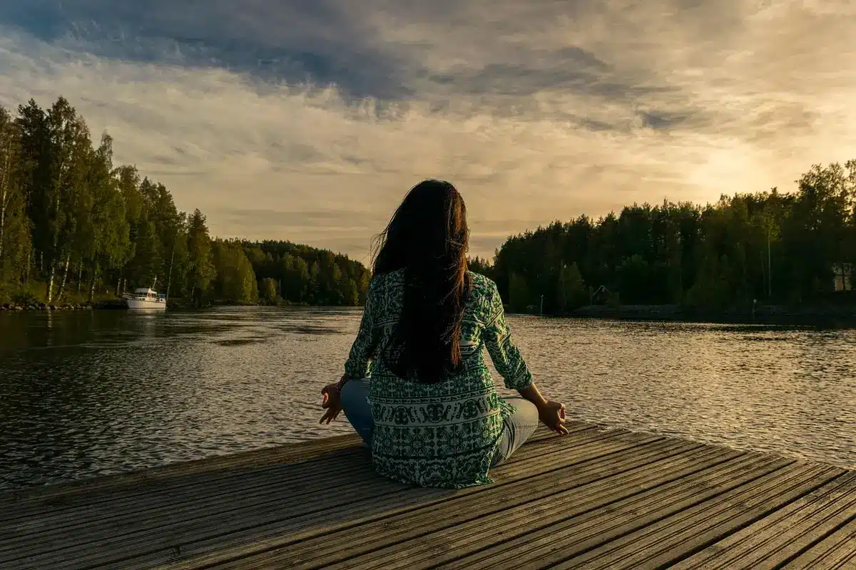 Mesa de trabajo con libros de ciencia y un mat de meditación, simbolizando la transición profesional