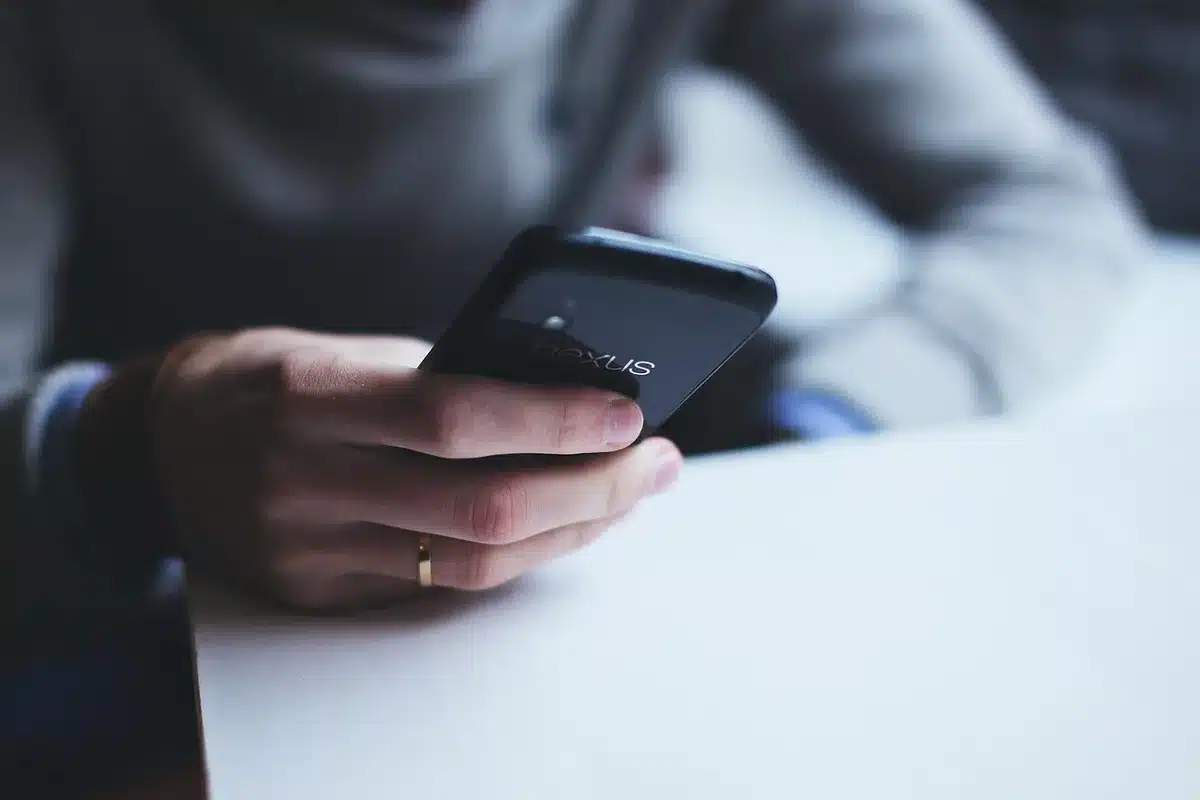 Persona deslizando rápido en un teléfono móvil