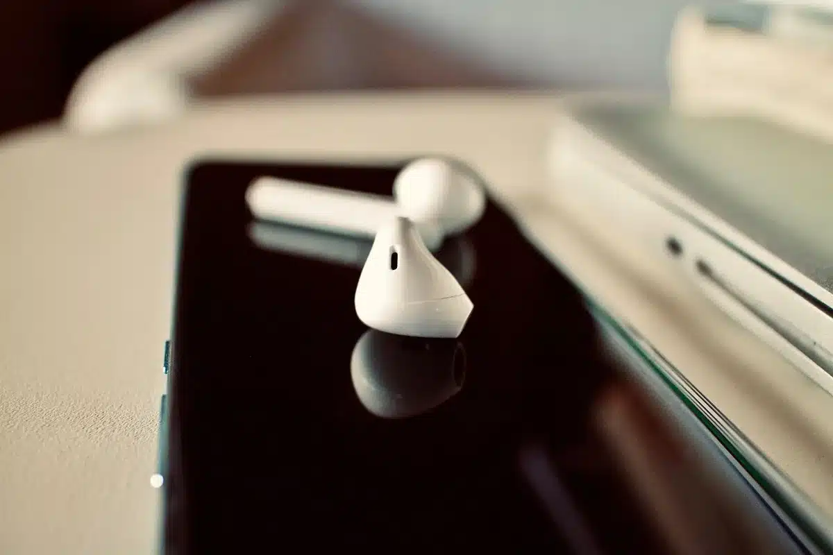 Detalle de auriculares y manos en silencio