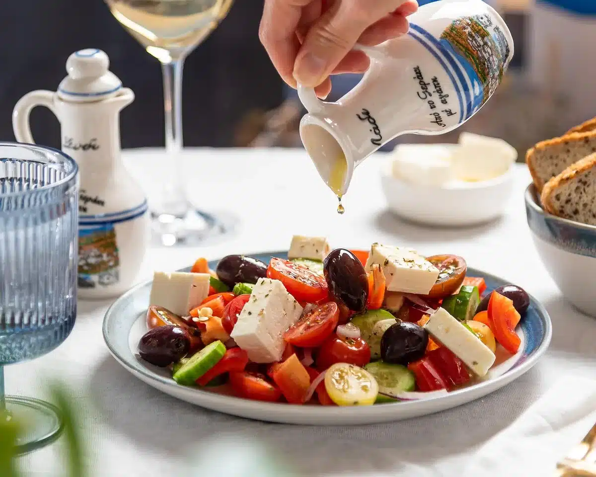 Plato con comida equilibrada y colorida que ilustra alimentación saludable