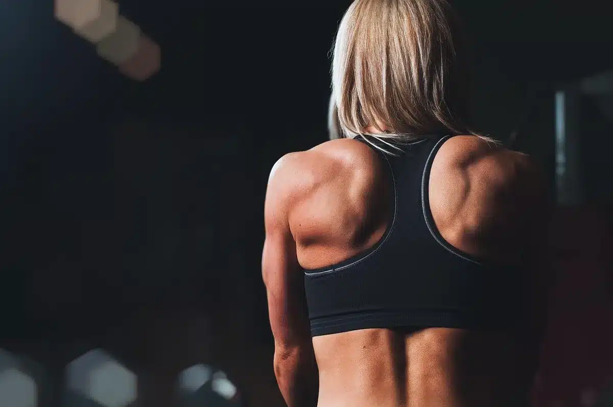 Reformer de pilates en estudio con accesorios como pelotas y mancuernas